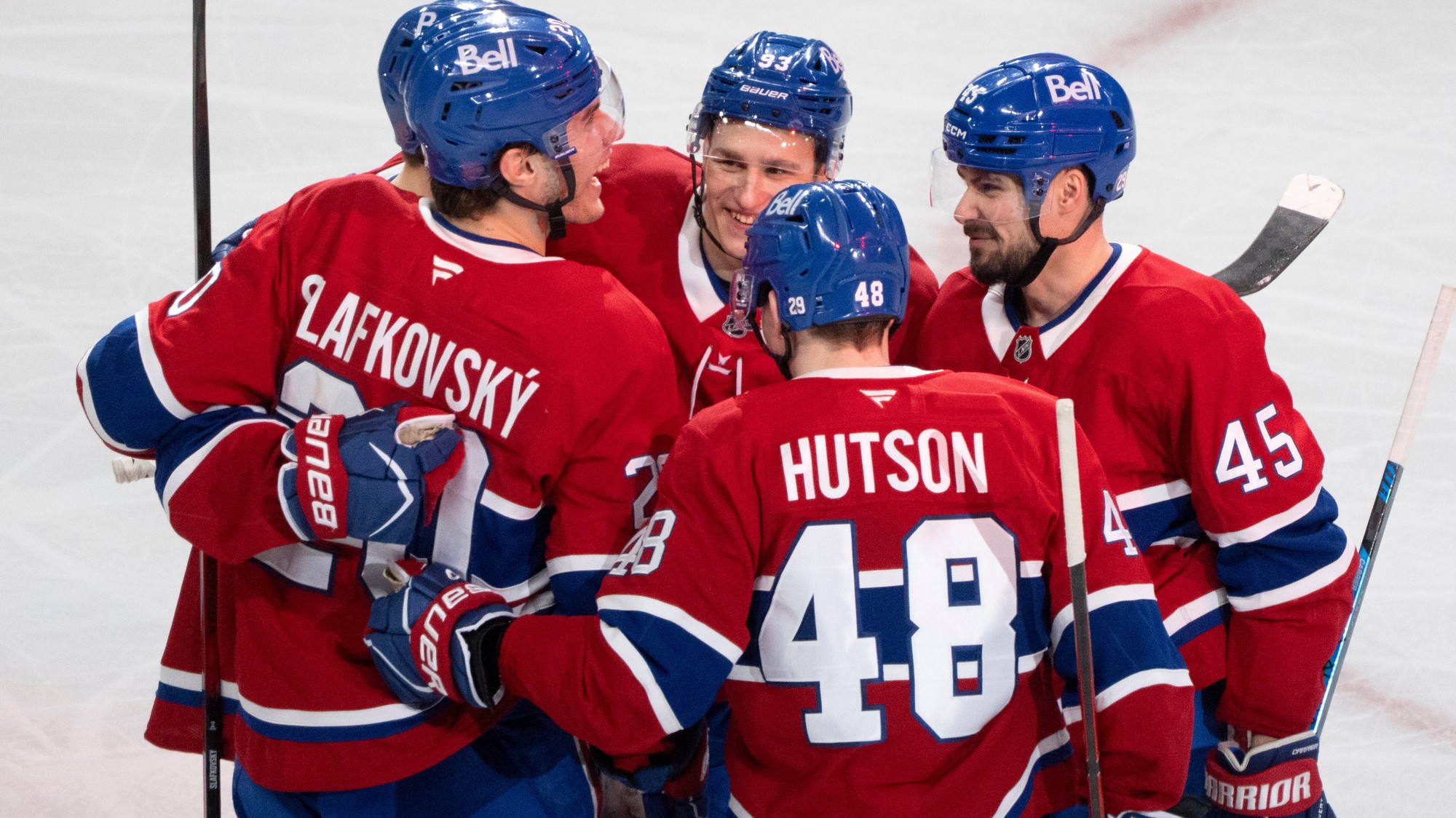 Juraj Slafkovský sa teší z výhry so spoluhráčmi z Montrealu Canadiens. 