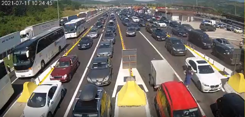 Dugačke kolone vozila beleže se i na izlazu iz Srbije na graničnom prelazu Gradina