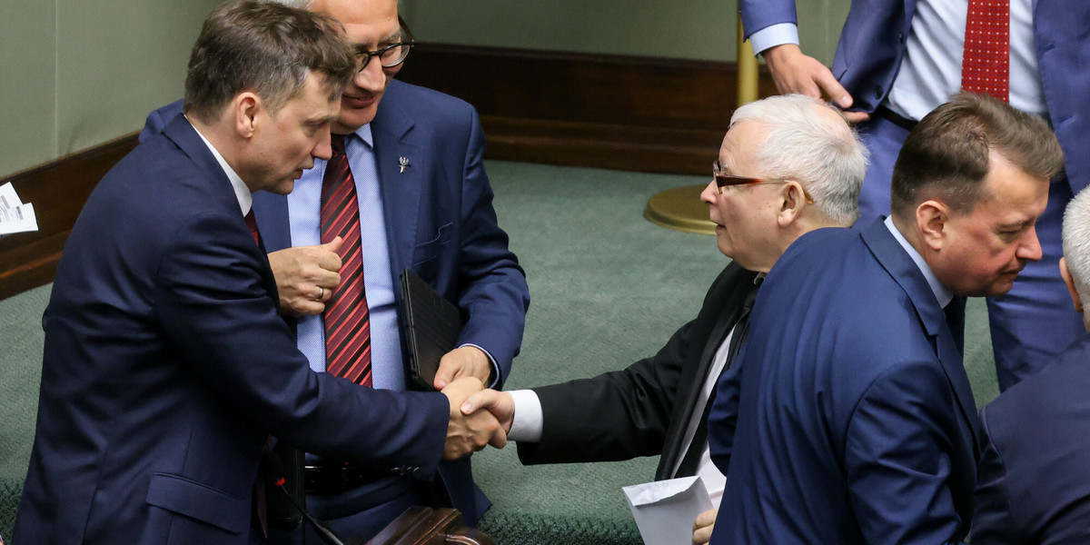 Zbigniew Ziobro i Jarosław Kaczyński ściskający sobie dłonie w Sejmie