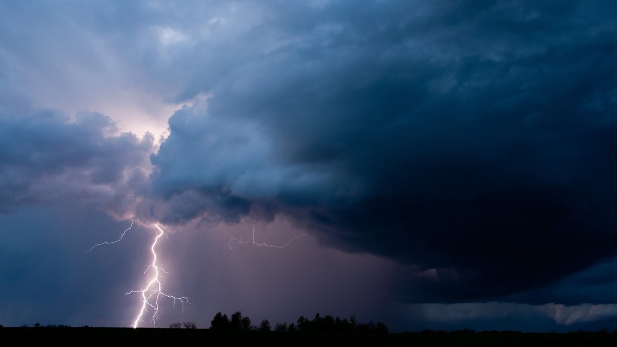 Gdzie jest burza? Czy dziś nad Polską będą burze? IMGW codziennie wydaje ostrzeżenia meteorologiczne związane z niebezpiecznymi zjawiskami pogodowymi. Sprawdź, gdzie można spodziewać się intensywnych opadów deszczu.