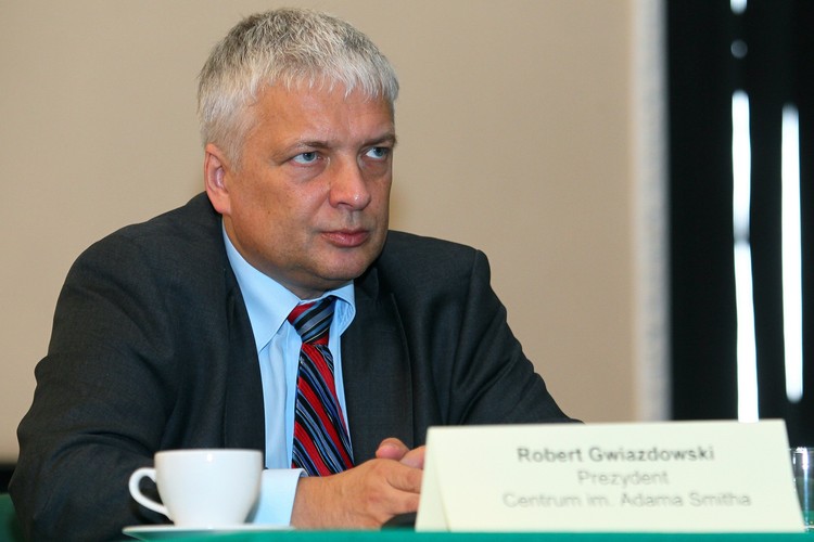 <b>Robert Gwiazdowski, Centrum im. Adama Smitha: ZUS</b><br /><br />Nie dokonam żadnego wyboru, czyli trafię do ZUS. Postąpię tak dlatego, że mi jest obojętne, skąd nie będę miał emerytury. Nieobojętne jest mi to, że głównym obrońcą ZUS są paradoksalnie OFE. Bo to OFE nie mogłyby funkcjonować bez ZUS. Jako że jestem przekonany, iż w przyszłości emerytur nie będzie lub będą głodowe, to nie będzie chciało mi się ruszyć do ZUS, by dokonywać wyboru. W gorszej sytuacji jest pokolenie wyżu z lat 80. O świadczeniach mówi się, że są za duże, żeby umrzeć, za małe, by żyć. Sądzę, że emerytury w okolicach 2060 r. będą jeszcze mniejsze.