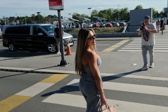 NAŠA PEVAČICA SA BIVŠIM VERENIKOM IMA UNOSAN BIZNIS Zgrnuli već DVA MILIONA evra, a klijenti su im fudbaleri: "Prava je investitorka"