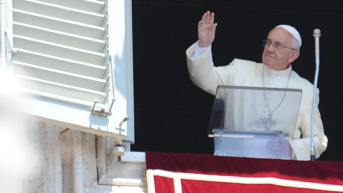 Franciszek pierwszym papieżem jeżdżącym na co dzień rowerem? Wystarczył jeden prezent, by włoskie media podchwyciły ten temat. Ojciec Święty nie ukrywa swojego zainteresowania nowym nabytkiem. Co jeszcze ciekawego wydarzyło się dziś w kraju i na świecie? Przeczytaj czwartkowy TOP5 Onetu!