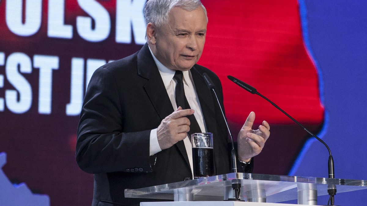 PiS musi dobrze wykorzystać zbliżające się wybory - mówił podczas konwencji partii w Przysusze Jarosław Kaczyński. Przypomniał on też słowa, które przed ponad dwoma laty zadał premierowi hodowca papryki z okolic Radomia: "jak żyć?". - Często to pytanie jest jeszcze dalej idące. Nie: "jak żyć?", ale "jak przeżyć?" – pytał Kaczyński. - Czy ta dzisiejsza władza to widzi? Czy to widać z gabinetów, czy to widać zza szyb limuzyn, czy to widać zza butelek znakomitych win i koniaków, czy to widać zza dymu cygar? – ironizował prezes PiS.