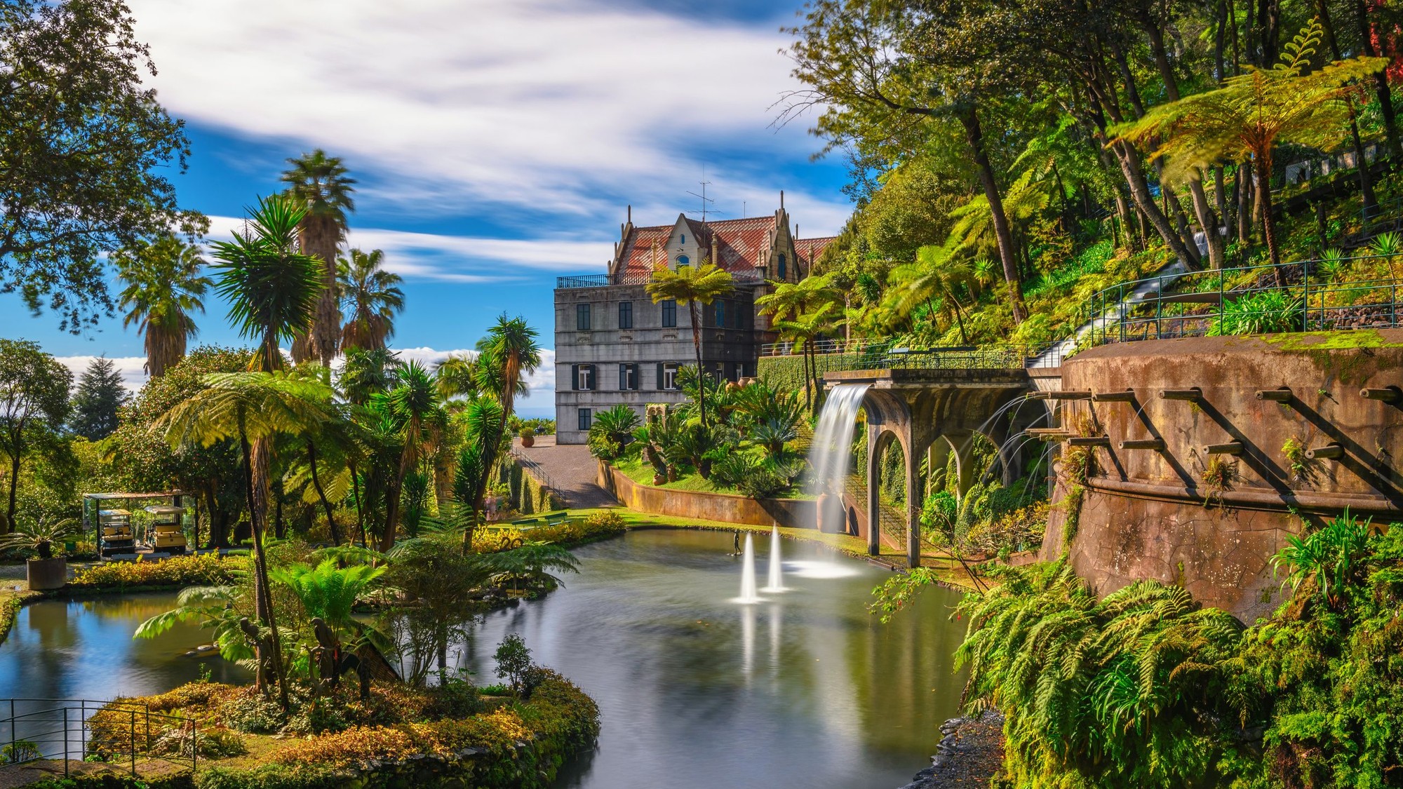 Monte Palace Tropical Garden leží nad Funchalom a ponúka rozľahlý areál s exotickou zeleňou