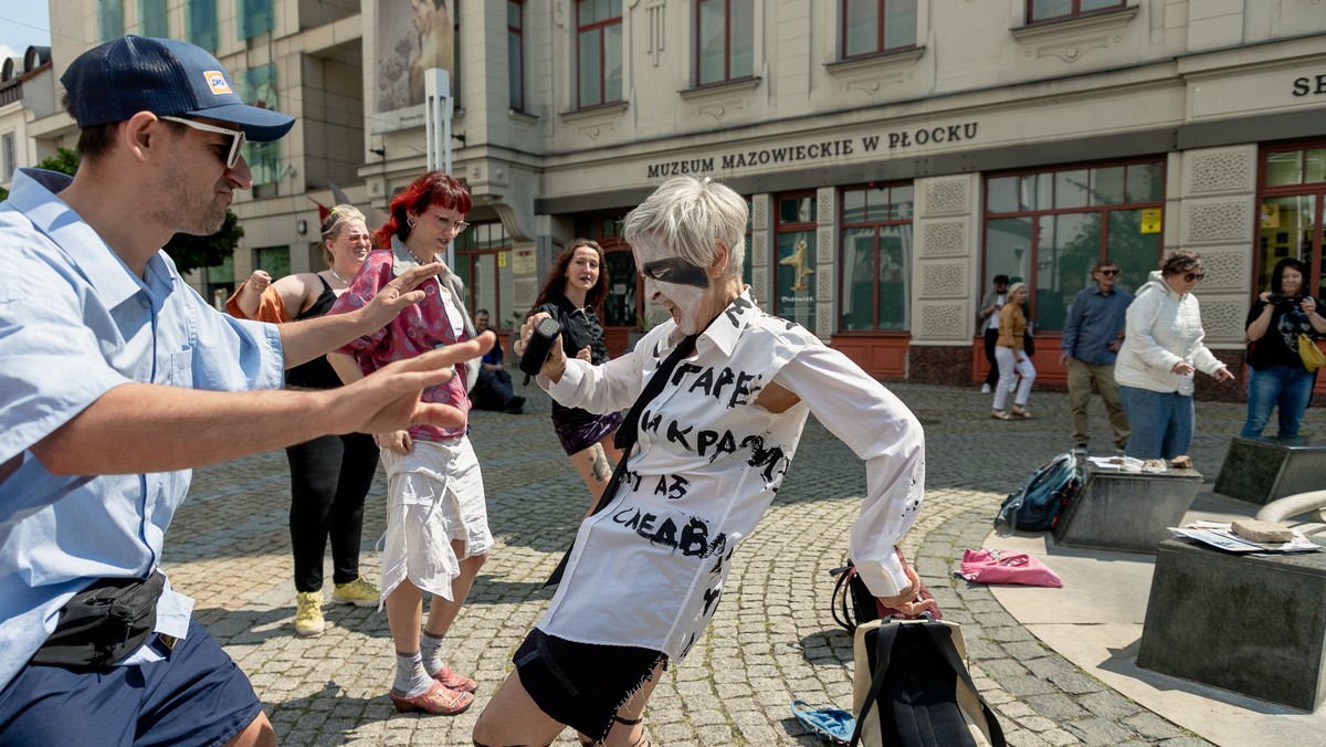 Performance podczas Międzynarodowego Festiwalu Sztuk Performantywnych „Opowieści w Płocku