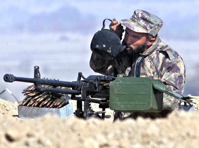 11 listopada 2001 żołnierz Koalicji Północnej popija herbatę w przerwie walk z Talibami