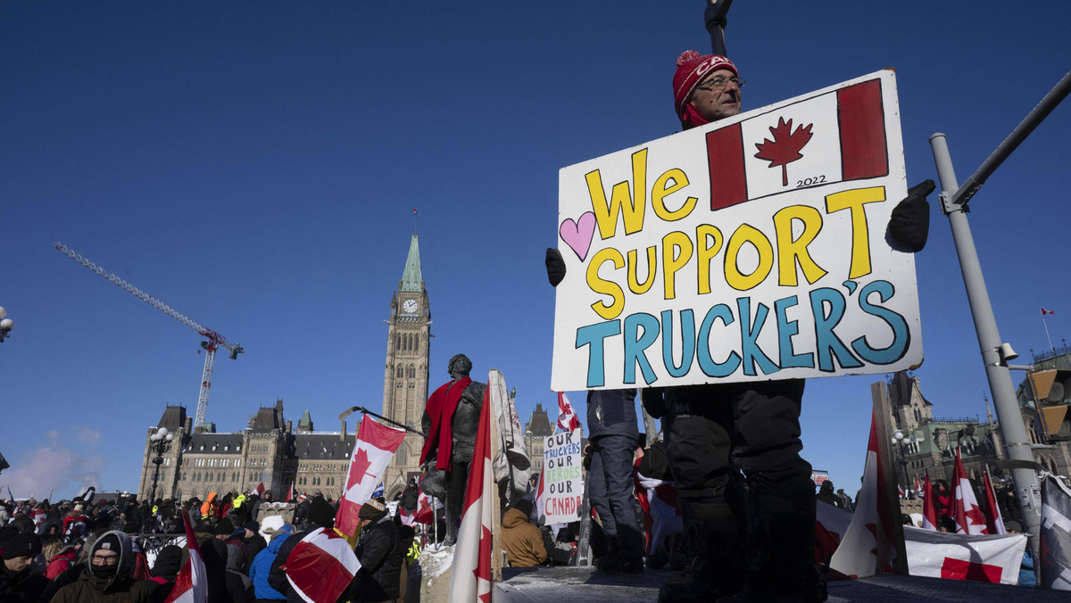 Protestujący biorą udział w konwoju ciężarówek protestujących przeciwko środkom podjętym przez władze w celu ograniczenia rozprzestrzeniania się wirusa COVID-19 i mandatów szczepionkowych na Parliament Hill w Ottawie, Kanada, w sobotę, 29 stycznia 2022. 