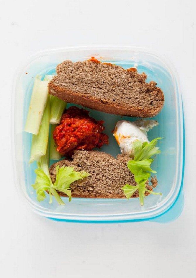 Ajvar, crni hleb, paprika u pavlaci, celer za doručak