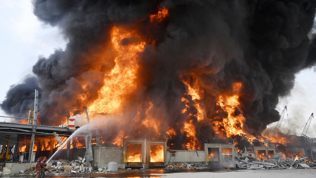 Płonący magazyn opon i ropy w Bejrucie