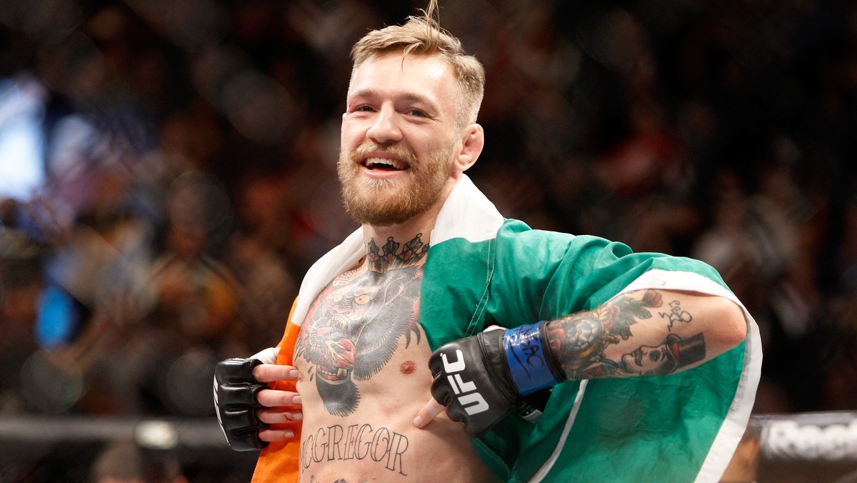 W kategorii piórkowej nastąpiła zmiana mistrza. Conor McGregor w błyskawiczny i niepodważalny sposób pokonał Jose Aldo. Już w pierwszej wymianie Irlandczyk trafił piekielnie szybkim, ale i piekielnie mocnym sierpowym, który powalił Brazylijczyka na ziemię, pozbawiając go przytomności. Zegar odmierzający czas zatrzymał się na trzynastej sekundzie, tym samym było to jedno z najszybszych skończeń w historii UFC i walk o pas mistrzowski.