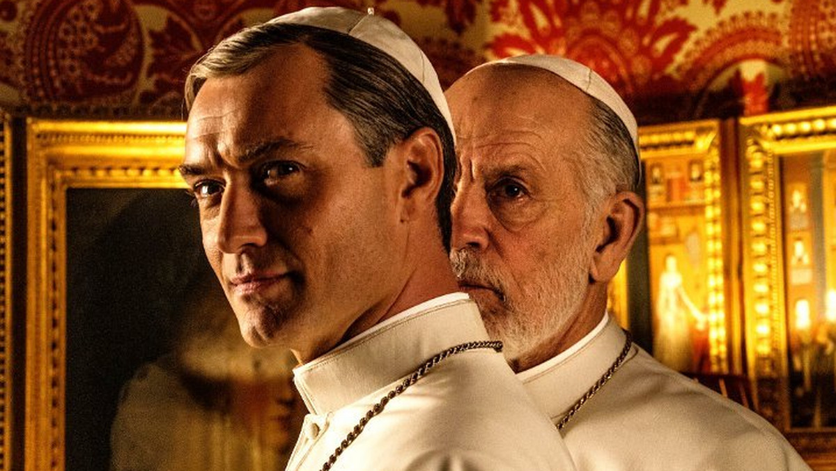 Stacja HBO pokazała pierwsze zdjęcie, zapowiadające kontynuację serialu "Młody papież". W "Nowym papieżu" ponownie zobaczymy Jude'a Law. Tytułową rolę zagra natomiast John Malkovich.