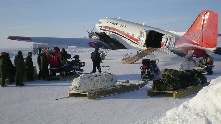 Basler BT-67 podczas rozładunku zaopatrzenia dla jednej z wypraw arktycznych.