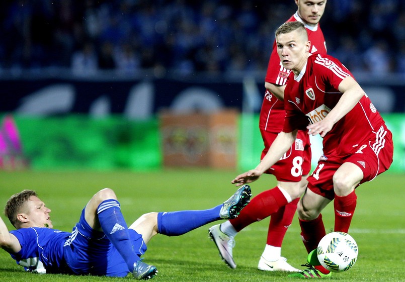 Zawodnik Ruchu Chorzów Tomasz Podgórski (L) i Paweł Moskwik (P) z Piasta Gliwice