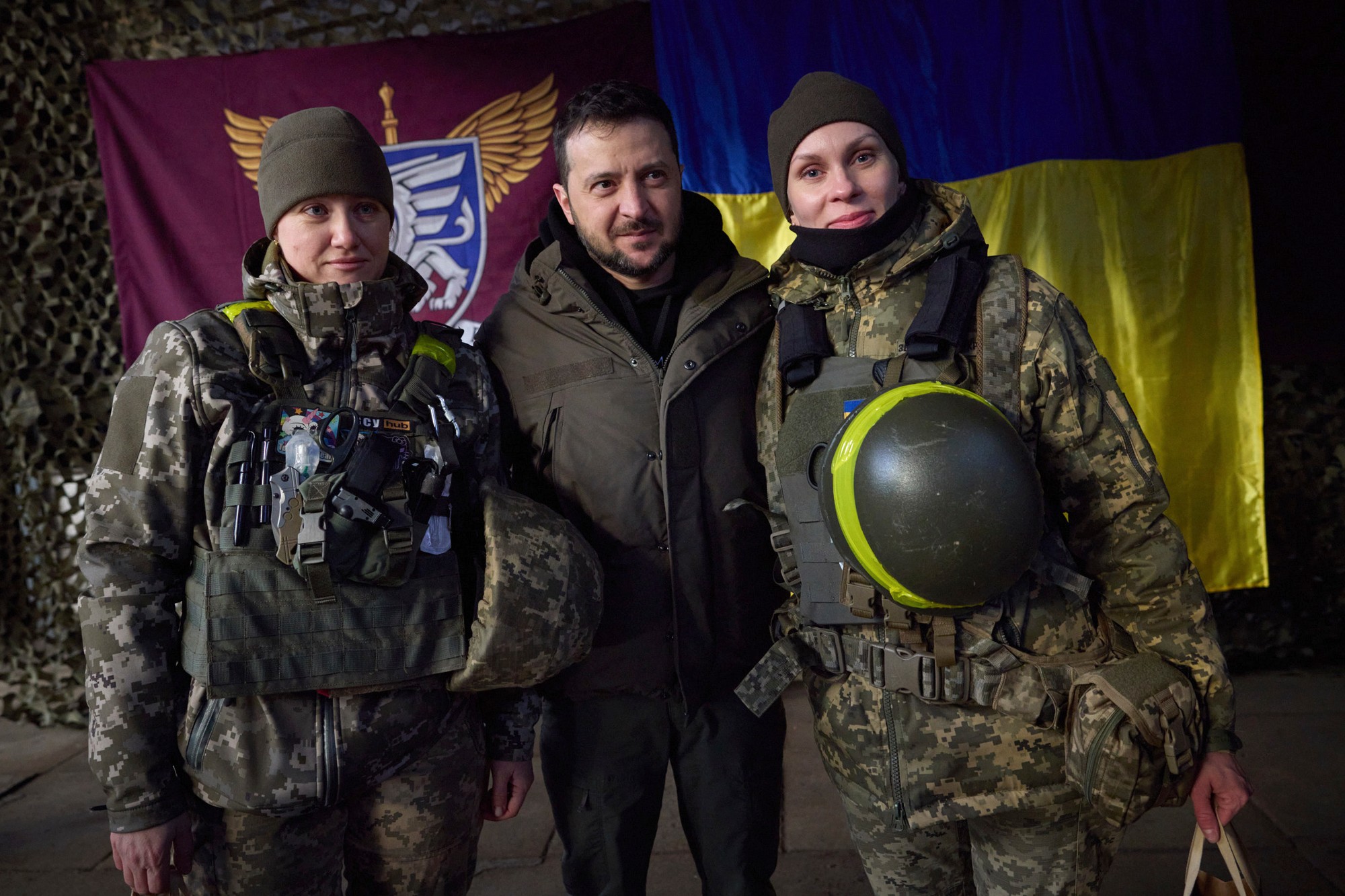 Ukrajinský prezident Volodymyr Zelenskyj s ukrajinskými vojačkami počas jeho návštevy v meste Slavjansk.