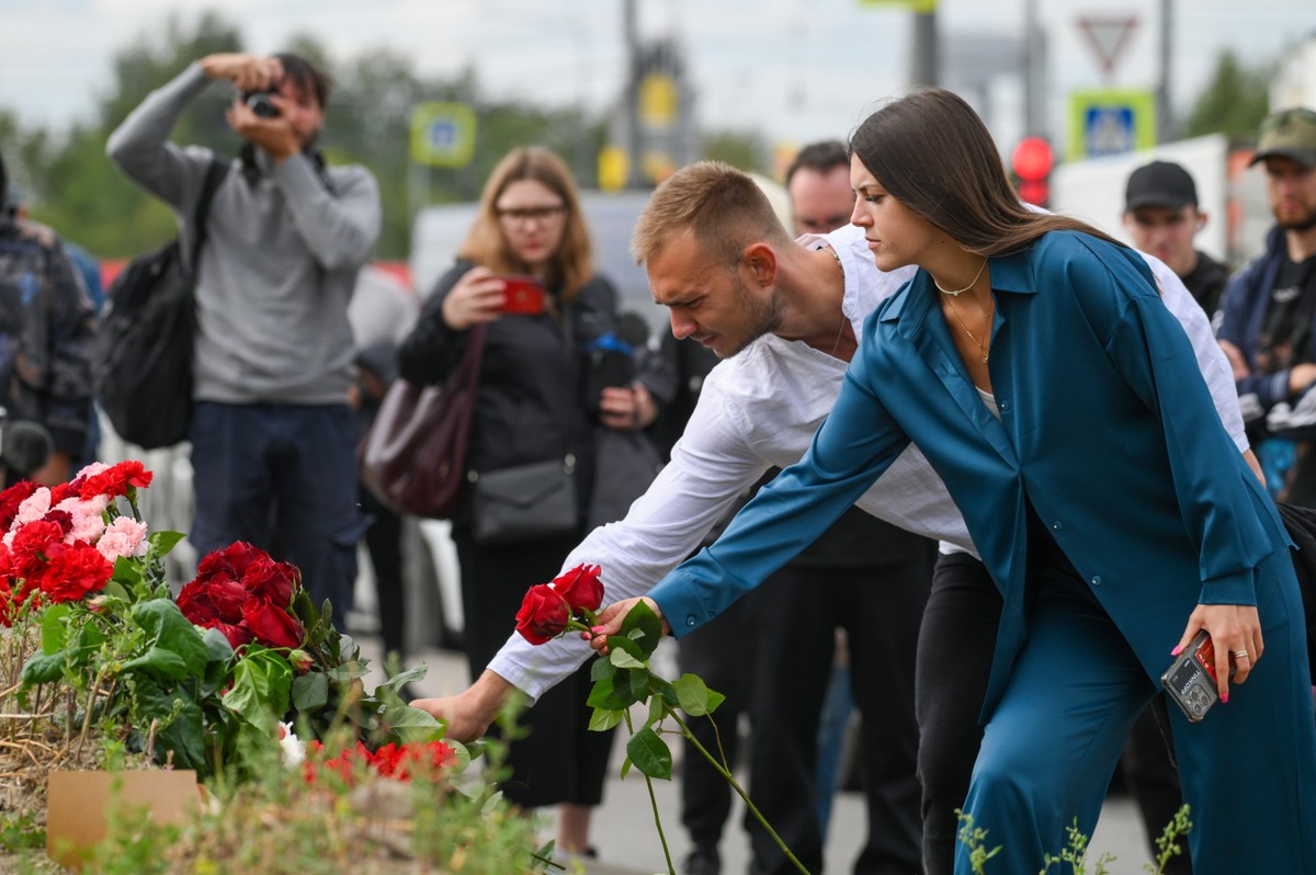 Ludzie składają kwiaty obok dawnej siedziby Grupy Wagnera