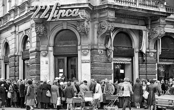 1987, kolejka do sklepu. Słynna Kamienica Wedla. W tym czasie firma była przechrzczona na “Zakład 22 Lipca”