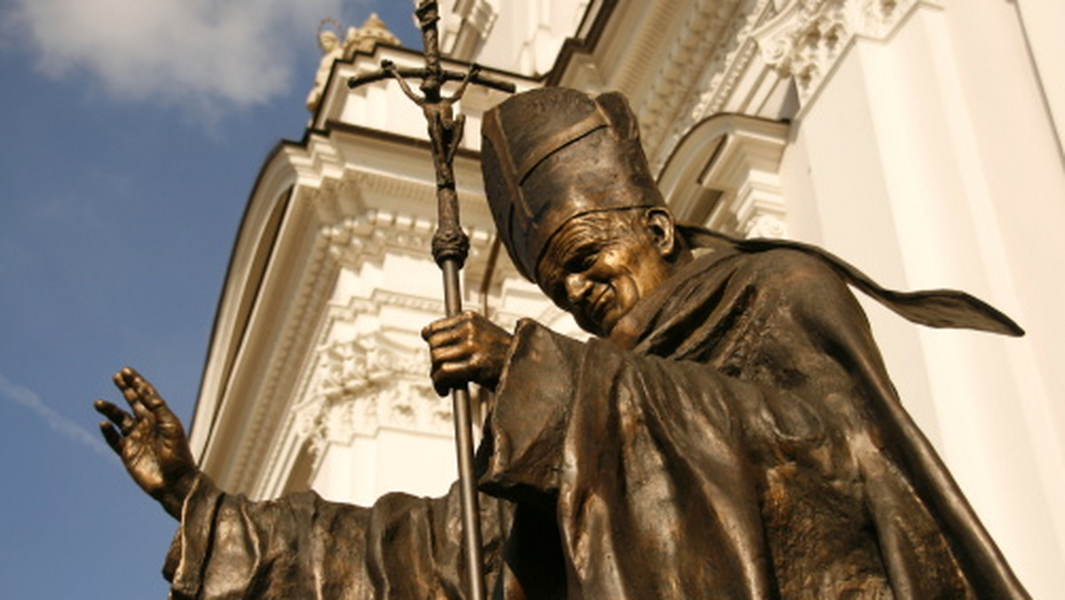 Ksiądz Hieronim Fokciński, który zajmował się procesem beatyfikacyjnym Jerzego Popiełuszki, radzi zachować "ostrożny optymizm". Polski jezuita, długoletni pracownik watykańskiej kongregacji spraw kanonizacyjnych, podkreśla, że dwa lata po beatyfikacji Jana Pawła II głosy o jego szybkiej kanonizacji pochodzą przede wszystkim z Polski.