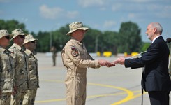 Macierewicz pożegnał polskich lotników, którzy udają się do Kuwejtu. 'Dzięki temu Polska będzie bezpieczna'