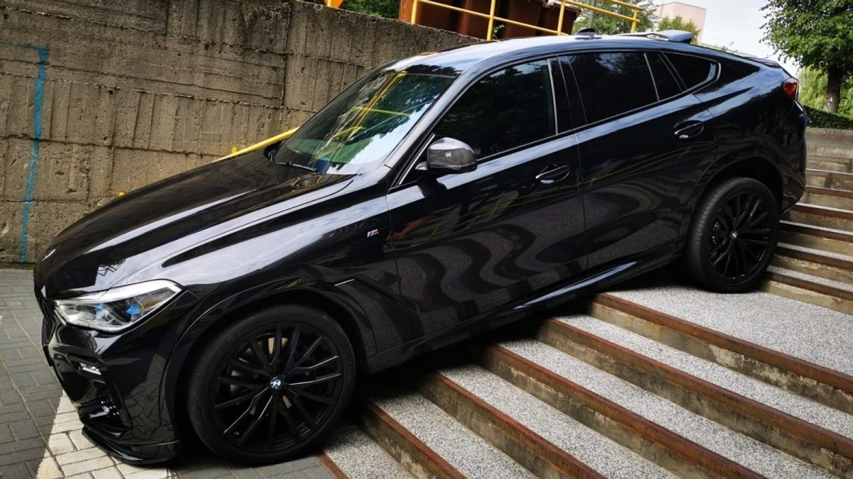 Chorzów: nieuważny kierowca wjechał bmw na schody - Vimarsana News