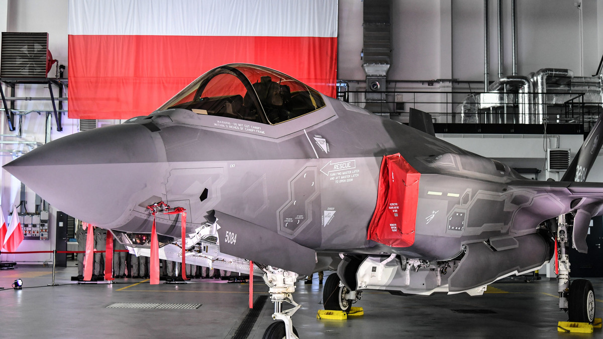 Polska podpisała w Dęblinie umowę o wartości 4,6 mld dol. Według zapowiedzi producenta pierwsze przekazane Polsce maszyny służyłyby do szkolenia w USA, w Polsce samoloty znalazłyby się dwa lata później - w 2026 r.