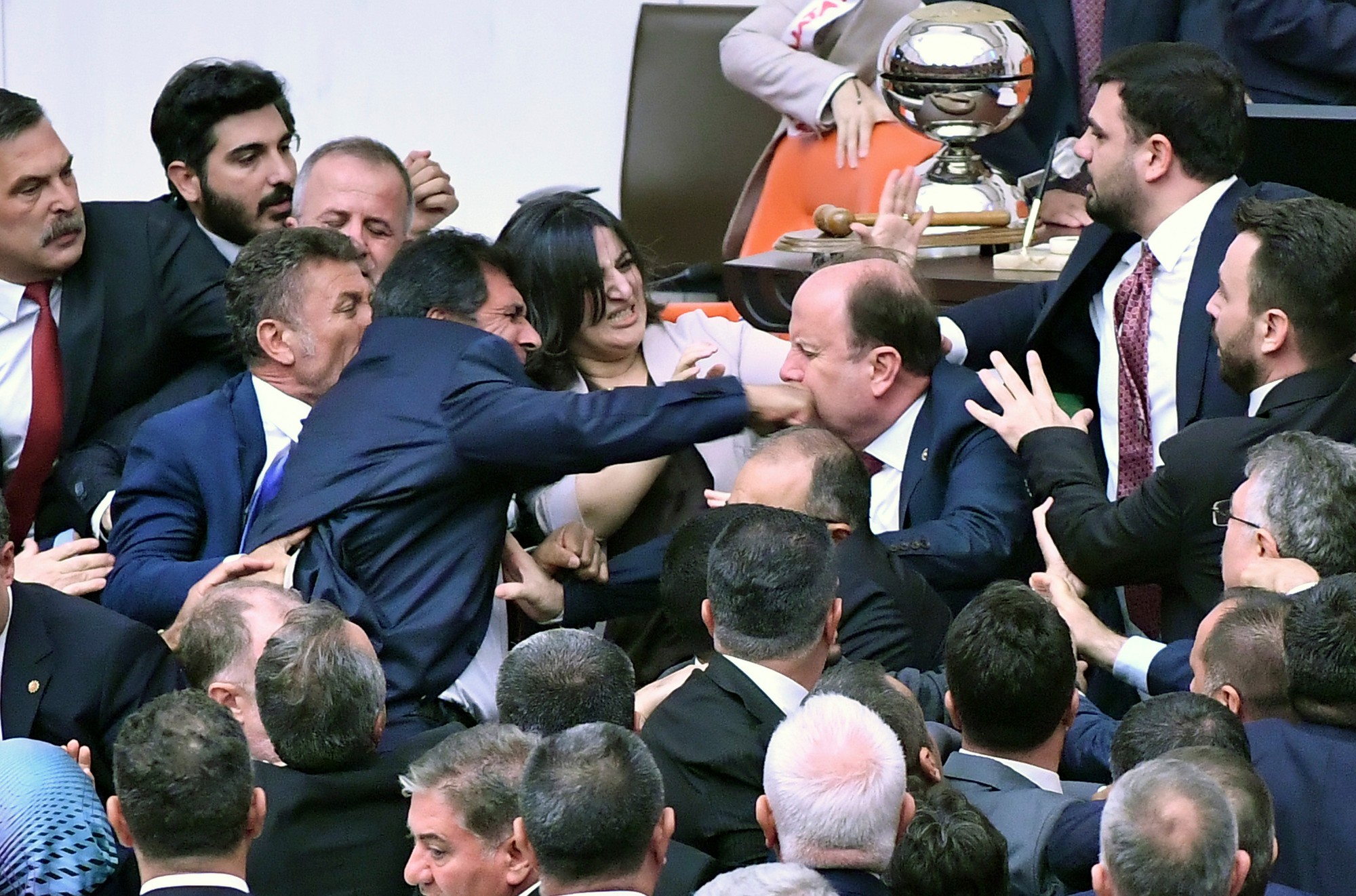 Bitka v tureckom parlamente.