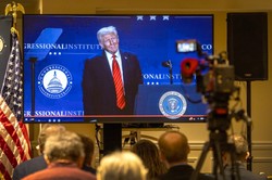 Trump kocha ten sport. Dlatego uważa, że wszystkie chwyty są dozwolone