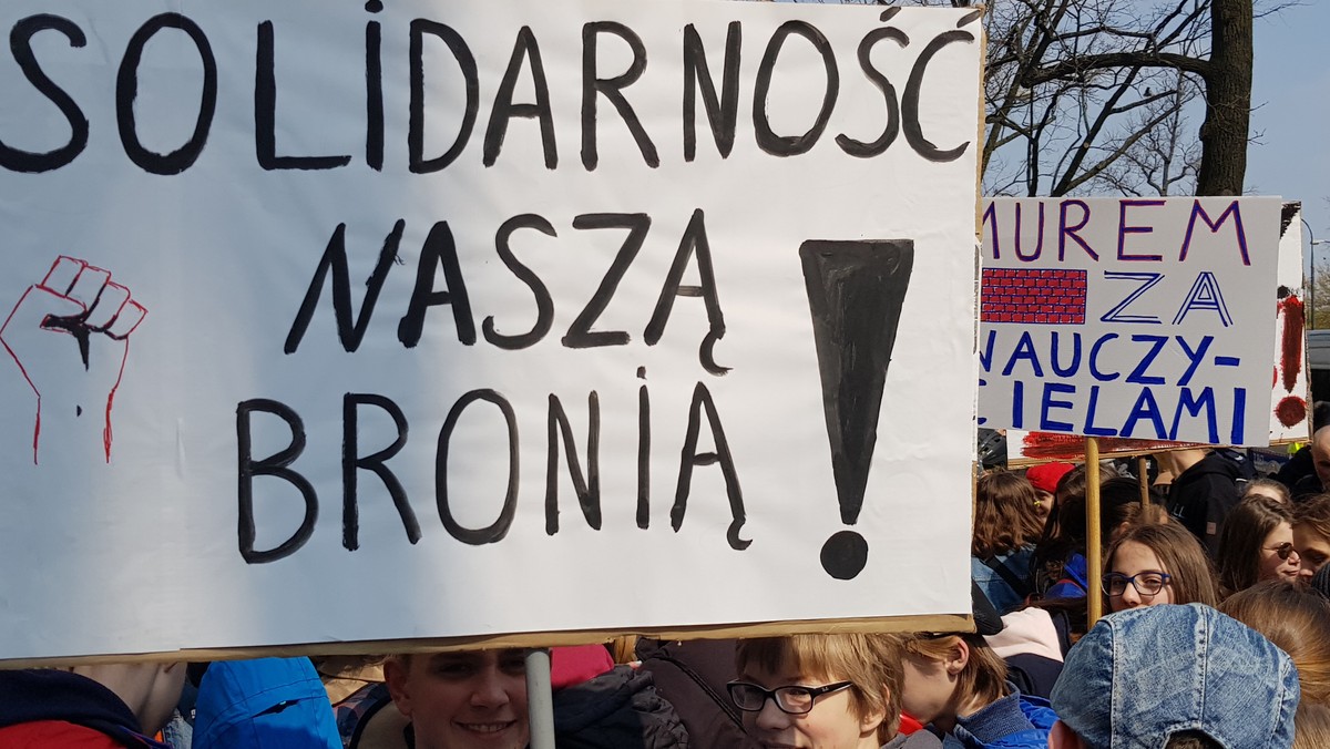 Warszawa: Strajk Uczniowski. Protest przed siedzibą MEN