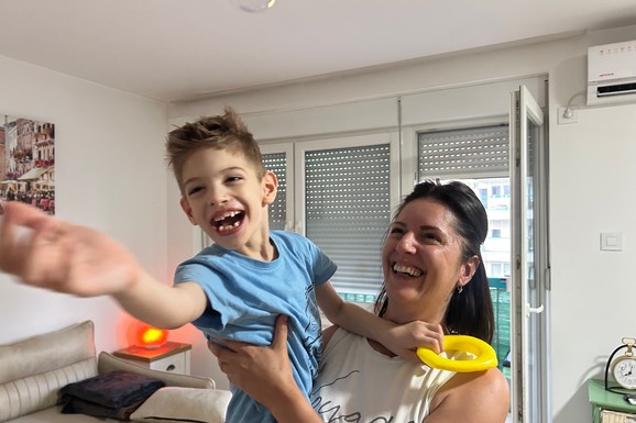 Miloš je pri rođenju ostao bez kiseonika, a dijagnozu dobio tek sa 13 meseci: Za njegov prvi samostalni korak majka Slađana se bori već osam godina: "Nemam vremena da stanem, moje dete me čeka" (VIDEO)