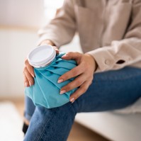Bokaficam, izomhúzódás, ízületi gyulladás: mikor használhat a hideg, mikor a meleg borogatás?