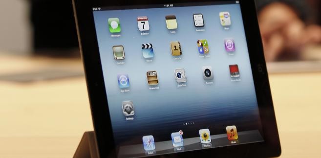 Od swego poprzednika - iPada 2 - jest natomiast nieco grubszy i cięższy, bowiem potrzebuje większej baterii dla zasilania ekranu o wysokiej rozdzielczości. Bateria wystarcza na ok. 10 godzin pracy.