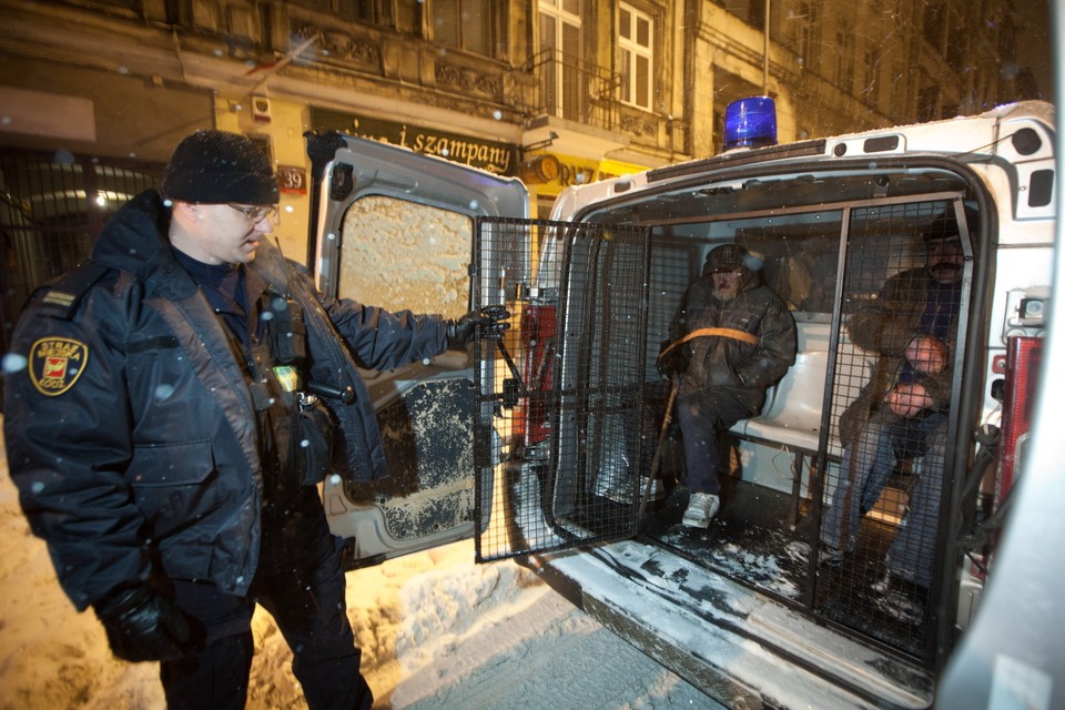 ŁÓDŹ ATAK ZIMY STRAŻ MIEJSKA BEZDOMNI