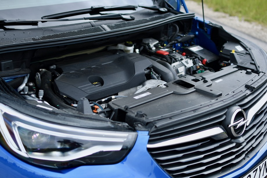 Opel Grandland X Hybrid4 pod maską ma czterocylindrowy benzynowy silnik 1.6 Turbo, współpracujący z silnikiem elektrycznym i napędem na cztery koła. Łączna moc układu to 300 KM. 