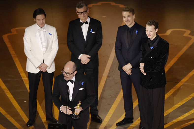Edward Berger, Daniel Brühl, Malte Grunert, Albrecht Schuch i Felix Kammerer odbierają Oscara za najlepszy film międzynarodowy "Na Zachodzie bez zmian" podczas 95. ceremonii rozdania Oscarów, Hollywood, 12 marca 2023 r.