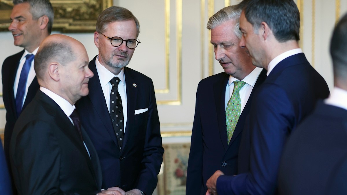 Zľava rakúsky kancelár Karl Nehammer, nemecký kancelár Olaf Scholz, český premiér Petr Fiala, belgický kráľ Filip a belgický premiér Alexander De Croo sa rozprávajú počas recepcie pred začiatkom dvojdňového samitu EÚ v Bruseli