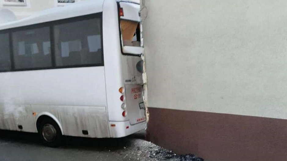 Autobus rozbity o blok fot. Nasze Słubice