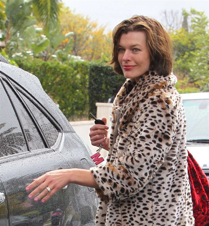 Milla Jovovich w futrze