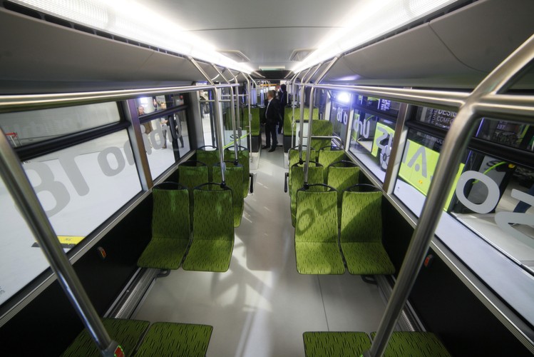 Wnętrze nowego autobusu Solaris Urbino 18<br><br> (mgo) PAP/Michał Walczak