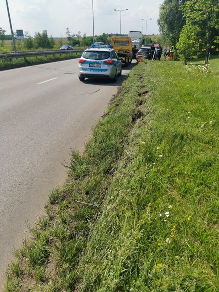 Tir z nieznanych przyczyn zepchnął z drogi osobówkę