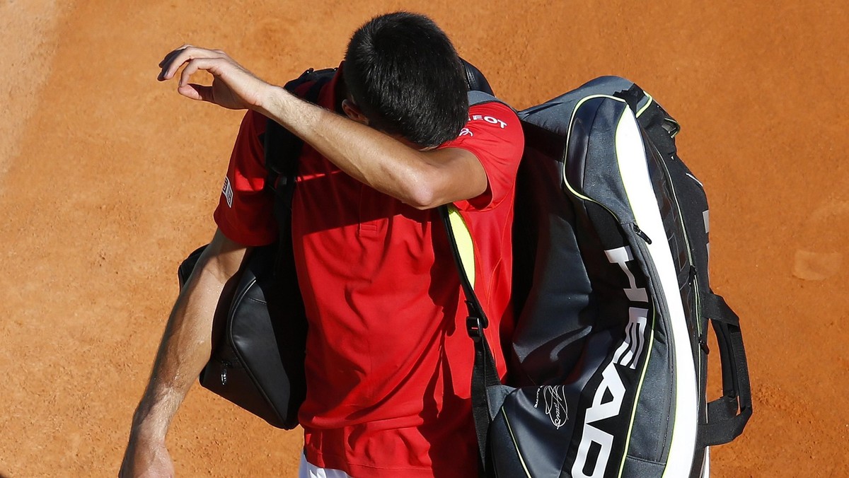 Po raz pierwszy od trzech lat lider światowego rankingu pożegnał się z turniejem tak wcześnie. Novak Djokovć przegrał w drugiej rundzie ATP Monte Carlo Masters z 55. w klasyfikacji ATP Czechem Jirim Veselym 4:6, 6:2, 4:6. - Potrzebuję teraz długiej przerwy. Muszę odpocząć zwłaszcza pod względem mentalnym - powiedział serbski zawodnik.