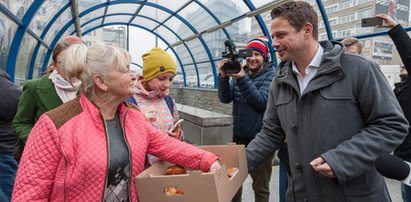 Pierwszy dzień prezydenta Trzaskowskiego. Rozdawał pączki w metrze