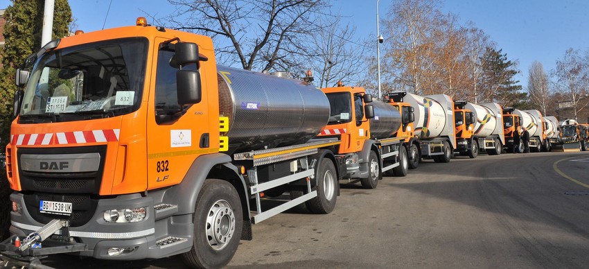 Radnici "Čistoće" danas su sve zainteresovane provozali smećarcima, autočistilicama, cisternama, a ova vožnja posebno je obradovala najmlađe sugrađane