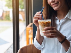 Wakacje z głową otwartą na kawę. Dlaczego warto sięgać po małą czarną w upalne dni?