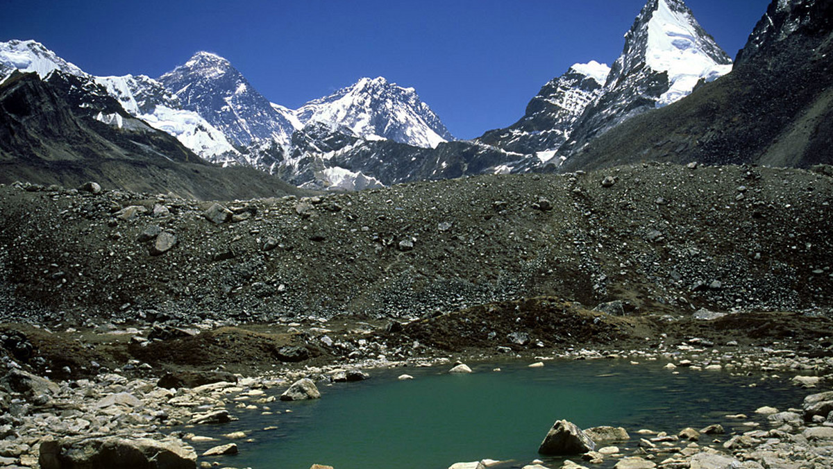 Zespół himalaistów pod kierunkiem doświadczonego Szerpy Apy wyruszył w środę na wyprawę na Mount Everest, by uprzątnąć tony śmieci z najwyższej góry świata.