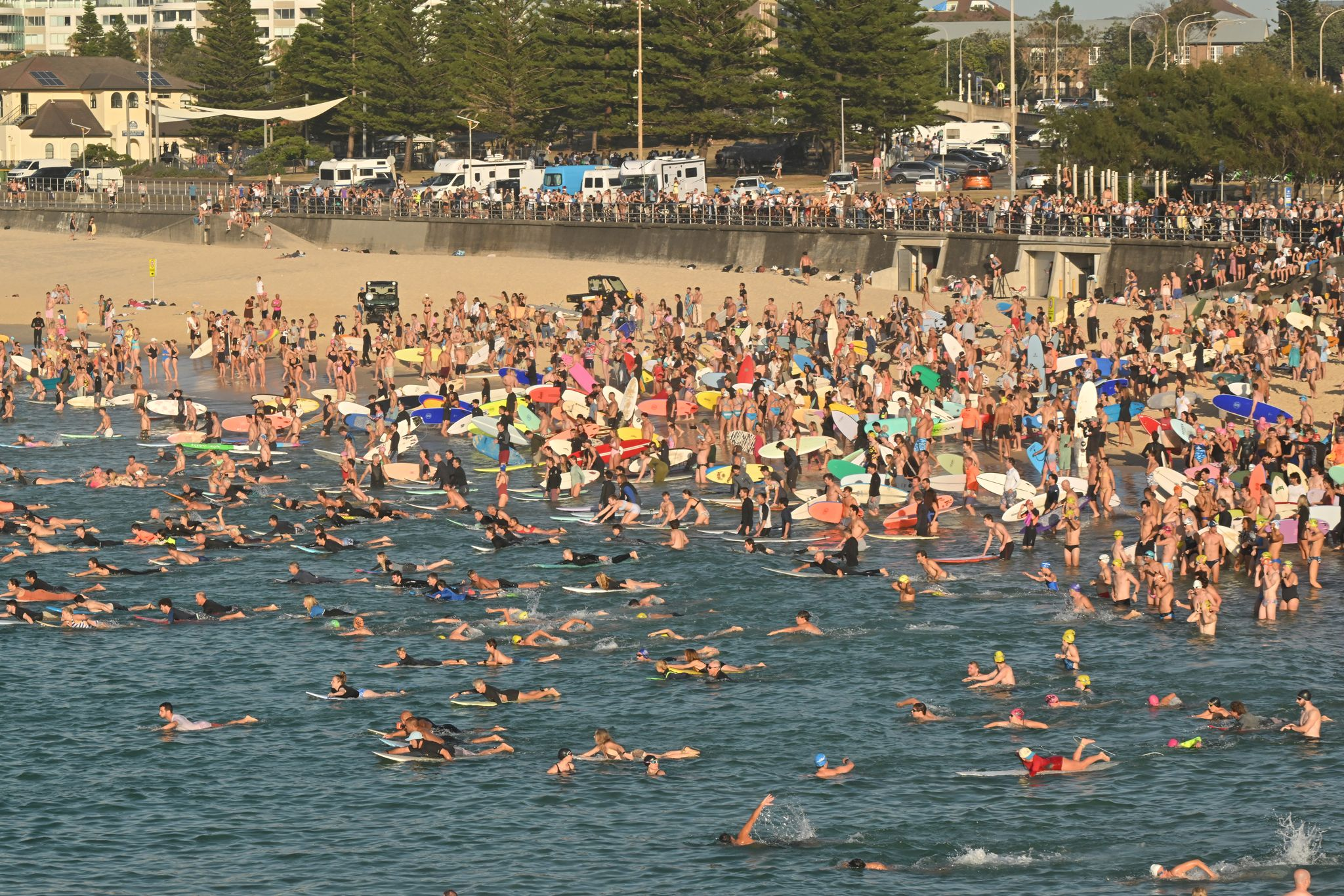 Hunderte Surfer bilden Kreis im Meer: Gedenken an 15 Terroropfer am Bondi Beach