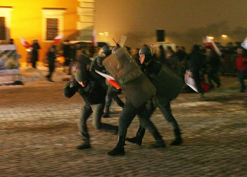 Atak na działaczy Solidarności. Inscenizacja zajść z czasów stanu wojennego w Warszawie, odegrana w grudniu 2010 roku