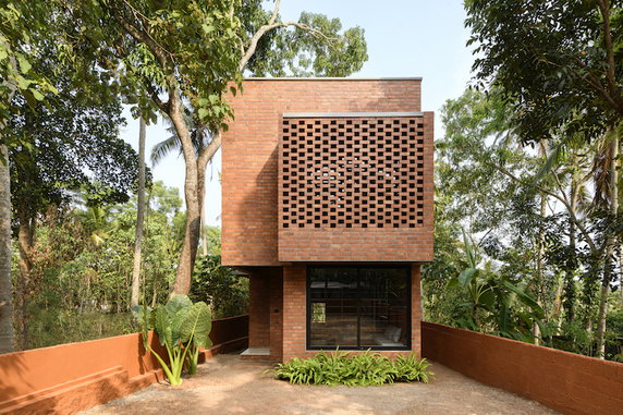 Ażurowy dom z cegły. Powstał na wąskiej działce w Indiach.