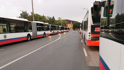 Kiborultak a székesfehérváriak: az új menetrend miatt káosz lett a buszos közlekedés a városban 