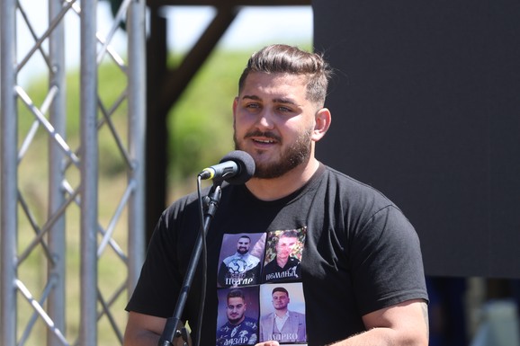 "ONI SU BILI ONO ŠTO ON NIKADA NEĆE BITI" Potresan govor prijatelja stradalih u masakru u Duboni i Malom Orašju: "Neko je nemaran sve srušio..." (VIDEO)