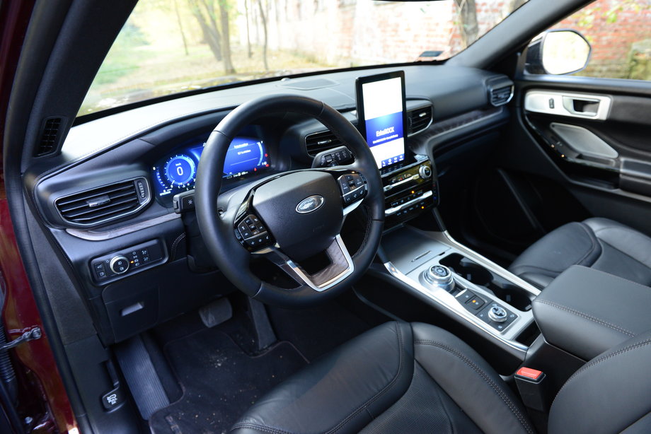 Ford Explorer 3.0 V6 Plug-in Hybrid ma prosty, ale mądrze urządzony kokpit. Nie mogło zabraknąć cyfrowych wskaźników, jest też "tabletowy" ekran systemu multimedialnego.